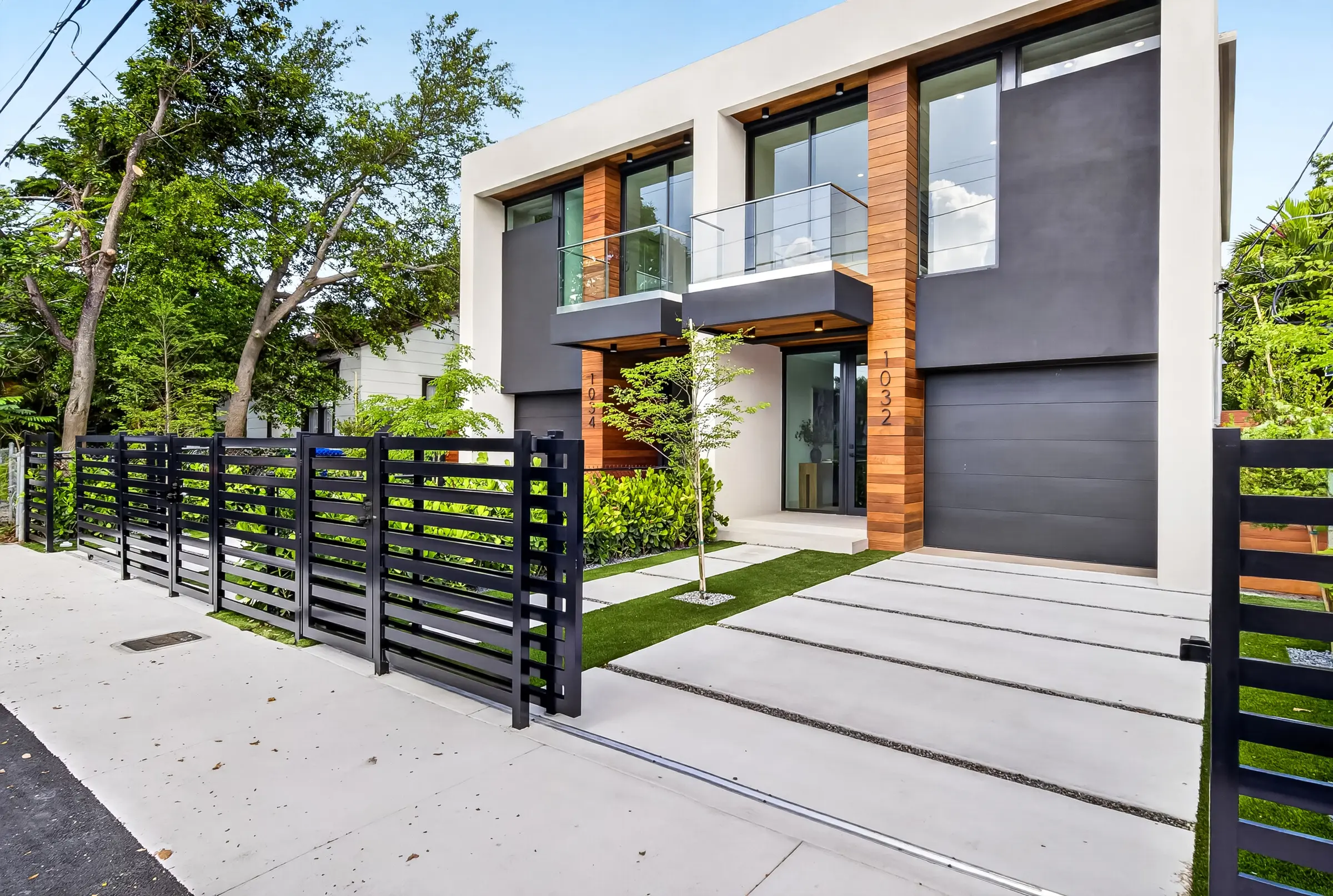 1034 SW 11th Avenue - Angled street view