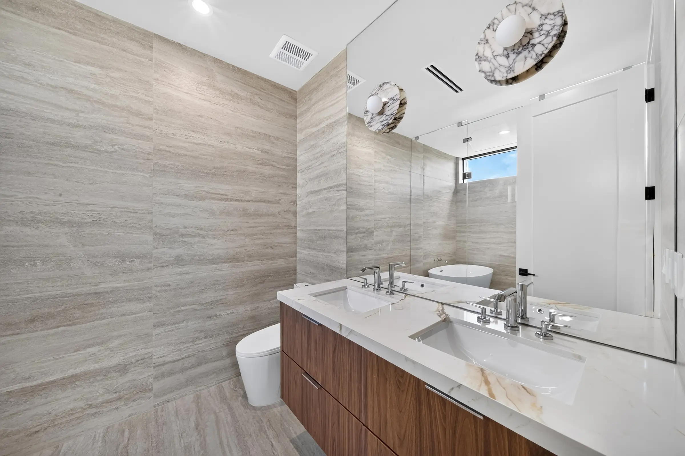 1034 SW 11th Avenue - Primary bathroom