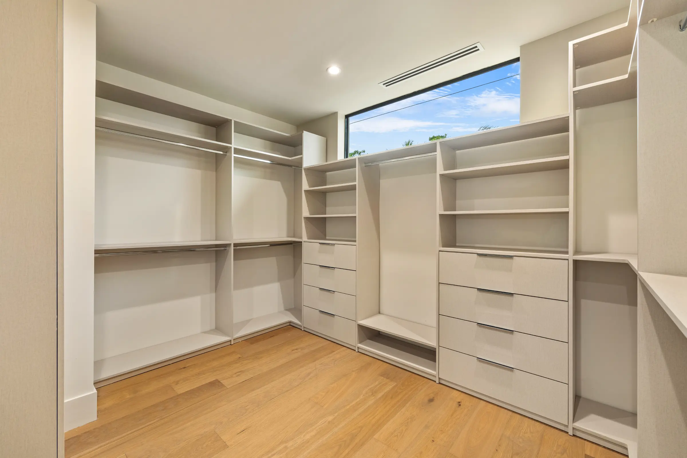 4031 NW 1st Avenue - Walk-in wardrobe